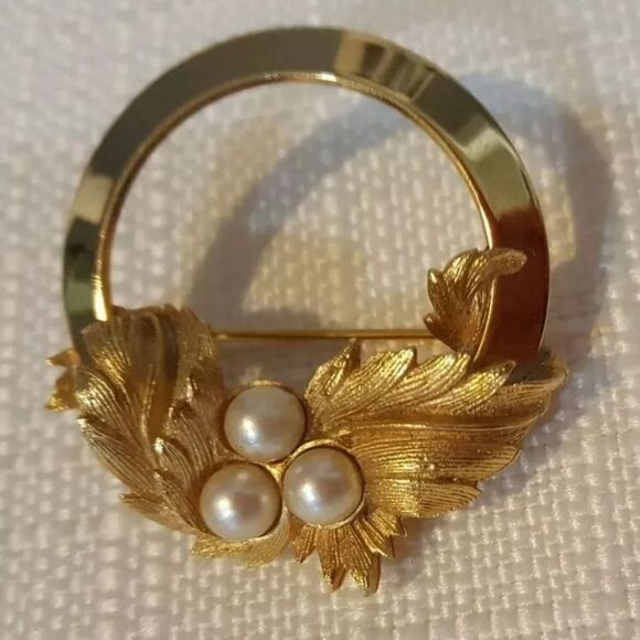 Vintage Sarah Coventry Signed Gold Tone Circle Brooch Pin Leaf with Faux Pearls - Picture 4 of 8